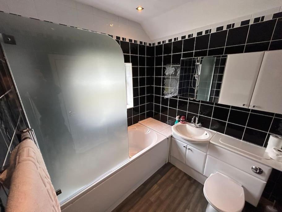 Modern & Spacious 4 Bedroom Home Crewe Buitenkant foto