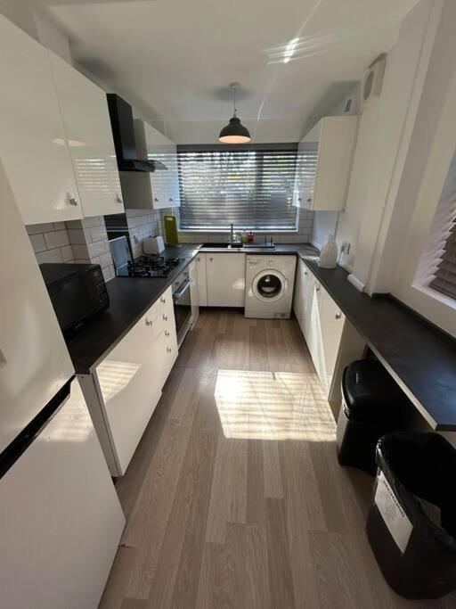 Modern & Spacious 4 Bedroom Home Crewe Buitenkant foto