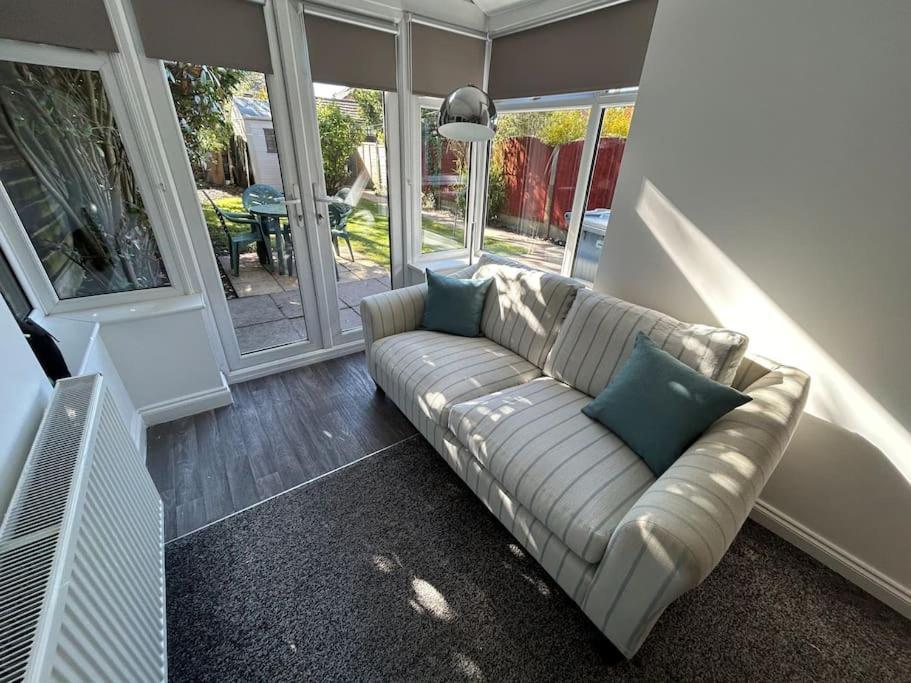 Modern & Spacious 4 Bedroom Home Crewe Buitenkant foto