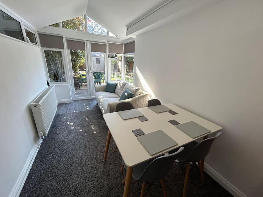 Modern & Spacious 4 Bedroom Home Crewe Buitenkant foto