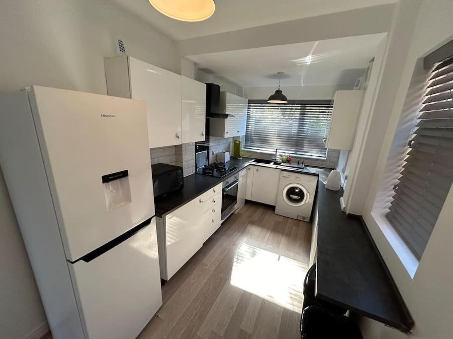 Modern & Spacious 4 Bedroom Home Crewe Buitenkant foto