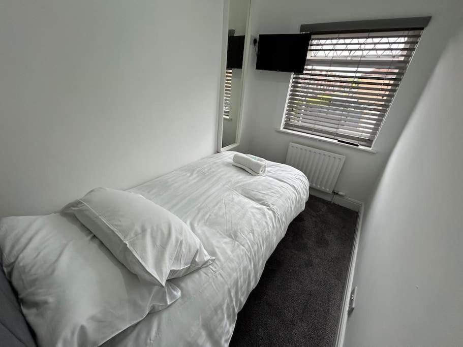 Modern & Spacious 4 Bedroom Home Crewe Buitenkant foto