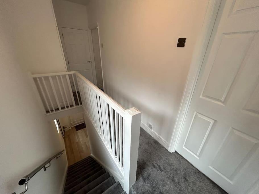 Modern & Spacious 4 Bedroom Home Crewe Buitenkant foto